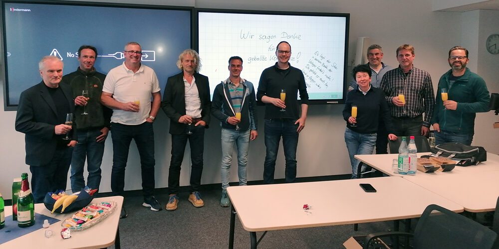 Gruppenbild EIPOS 2023 - Tafel mit Danksagung an die Dozenten